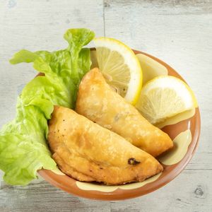 Sambousek

Teigtaschen gefüllt mit Rindhackfleisch, Zwiebeln und geraffelten Mandeln mit libanesischen Gewürzen at Allresto Beirut in Bern