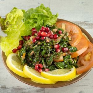 Tabboule

Gehackte Petersilie, Minze, Tomaten, Zwiebeln, Bulgur (gemahlener Weizen), Olivenöl und Zitronensaft at Allresto Beirut in Bern