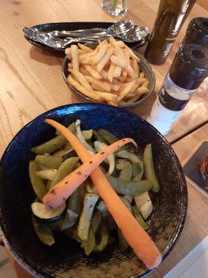 Patat en gegrilde groenten at George Dining in Leusden