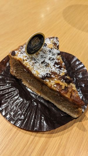 🍌🍰  Banana Caramel Cake (660¥) at MERCY Vegan Factory in Osaka