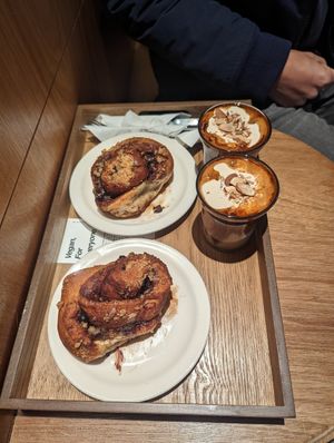 Cinnamon rolls with chocolate and the peanut latte at Dripper Baker in Daegu