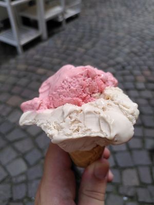 Ice cream with Hazelnut and Strawberry flavours. Already had some licks before taking the photo. Couldn't help myself. 😌 at Riva Est Gelato in Stresa