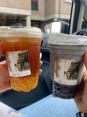 Peach tea with passion fruit jellies (left) and black sesame latte with tapioca pearls (right) at Hea Tea & Coffee in Aberdeen