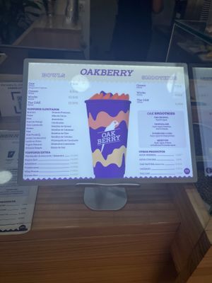 The menu (vegan options are not marked 🤨)  at Oakberry in Marbella