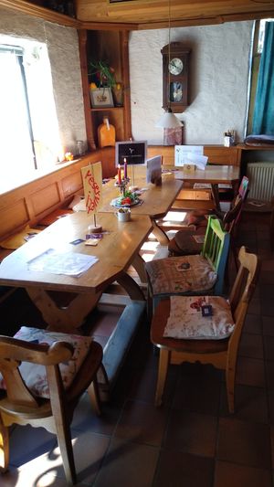 Inneneinrichtung, großer Tisch vom Vegans of Rosenheim Frühschoppen at Café includere in Rosenheim