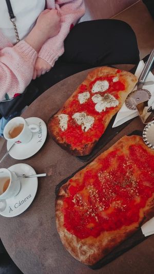 Lots of coffee choices available with either soy, almond, or oat  as well as a pinza with tomatoes and garlic. All very tasty at À Cáneva in Corniglia