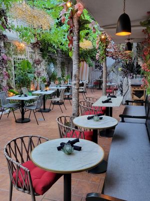 Back patio seating at Avant Garden Bistro in Los Angeles