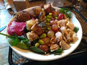 Vegan protein bowl at Magasand Retiro in Madrid