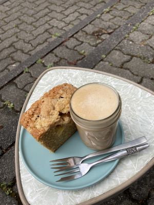 Apfel-Crumble und Capuccino mit Haferdrink zum Frühstück  at Snäckday in Kassel