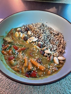 Veggie curry bowl  at Ofélia in Covilha