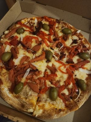 Pizza de queso de almendra, jamón, morrón, cebolla y aceituna verde at Coma Veggie in Buenos Aires