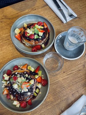 White miso banana pancakes en een vegan chai.  at Sip First in Breda