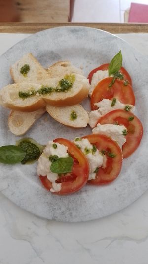 Bruschetta de Mozzarella at Burbuja para Conejos in Tulum