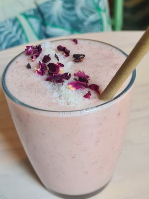 Peach and strawberry smoothie at True Roots in Barcelona