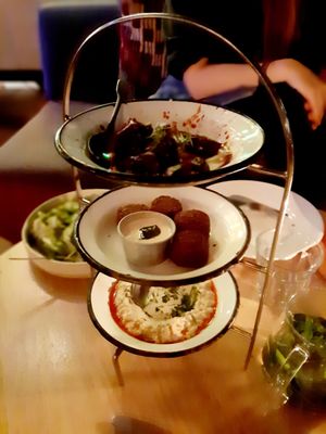 Mezze Trio (Babaganoush, Falafel, Rote Beete) at NENI in Berlin