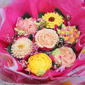 Stunning vegan cupcake bouquet at Didi Cakes in Bath