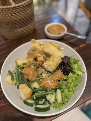 Vegan Gado Gado - lecker!  at Nyom Nyom in Tibubeneng