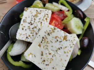 Greek salad with vegan feta at Mpakalógatos in Naxos