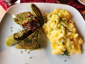 Vegane Maultaschen mit Röstzwiebeln und Kartoffelsalat at Burgschänke Hohenrechberg  in Schwaebisch Gmuend