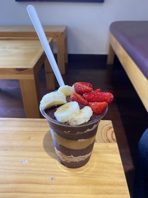 Classic "bowl”  at Oakberry in Lima