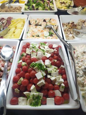 Ensaladilla rusa y ensalada vegetariana de queso y tomate at Wok del Tajo in Toledo