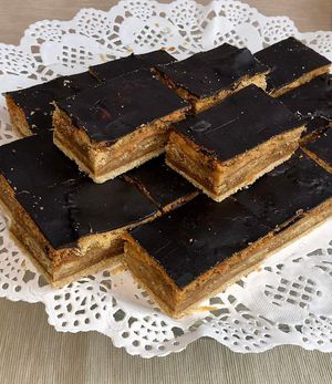 Vegan Gerbeaud cake (zserbó) at Csillag Büfé a Rómain in Budapest