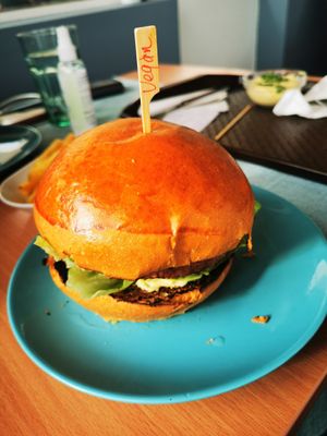 Vegan burger at Csillag Büfé a Rómain in Budapest