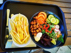 Vegan salad plate with marinated tofu at Csillag Büfé a Rómain in Budapest