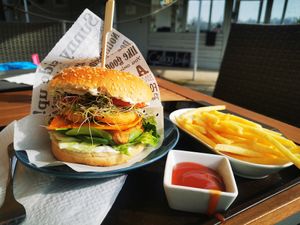 Vegan burger with grilled tofu and onion rings at Csillag Büfé a Rómain in Budapest