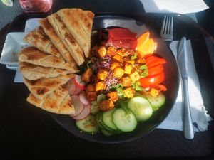 Salad with grilled tofu cubes at Csillag Büfé a Rómain in Budapest