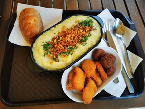 Savoy cabbage stew with vegan nuggets and vegan "meatballs" at Csillag Büfé a Rómain in Budapest