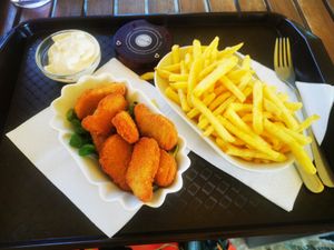 Vegan nuggets with vegan mayonnaise, fries and salad at Csillag Büfé a Rómain in Budapest