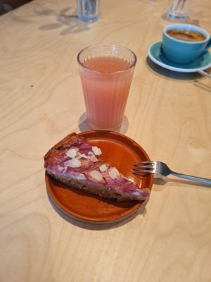 Vegan rhubarb and almond cake + fresh lemonade at Café Boudin in Brussels