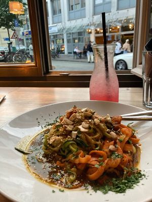 „100% Gemüse“ und eine Nichtschwimmer-Limonade Himbeere-Holunder, beides sehr fein!  at Nichtschwimmer in Bielefeld