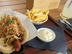 Plant-based hot dog at Nichtschwimmer in Bielefeld