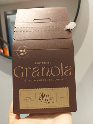 Grantola artigianale cocco e ciliegie at Raw & More - San Stefano in Sofia