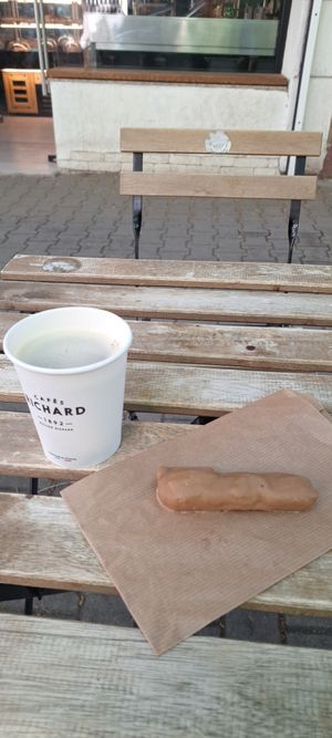 Capuccino e doce de chocolate at Raw & More - San Stefano in Sofia