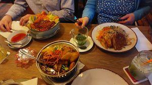 Vorne im Bild vegane Ente mit Bambus und Gemüse und Reis. Rechts vegane Ente mit Bratnudeln. at Lang Sen Restaurant in Luebeck