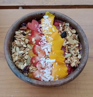 Strawberry & mango oat bowl at Alma Mia Deli in Puerto Escondido