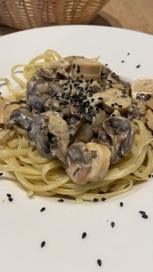 TALLARINES A LA CARBONARA CON CHAMPIÑONES I SALCHICHAS  at La Cuina del Cel in Mataro