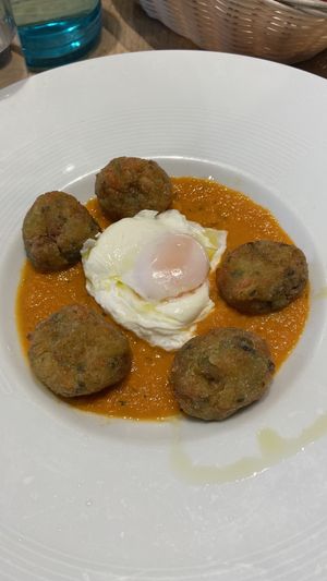 ALBÓNDIGAS DE VERDURAS CON SALSA DE TOMATE ESPECIADO Y HUEVO POCHÈ (Opcional Vegano)   at La Cuina del Cel in Mataro