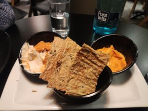 Hummus con crackers at La Cuina del Cel in Mataro