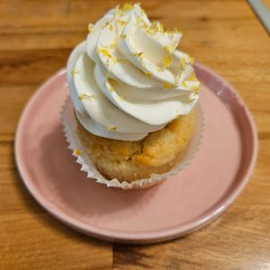 lemon curd cupcake at Sisters & Harvest in Istanbul