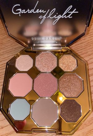 Eyeshadow   at Dear Dahlia - 디어달리아 카페 in Seoul
