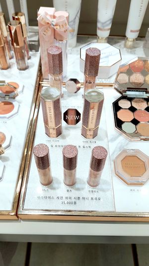 new line at Dear Dahlia - 디어달리아 카페 in Seoul