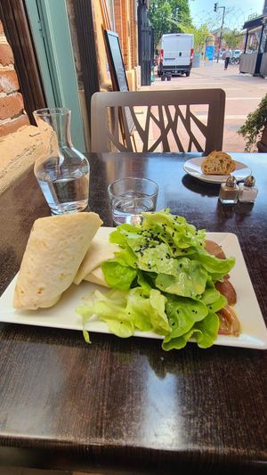 wrap crudités et salade at Pâtisserie - Salon de thé Léone in Toulouse