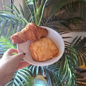 Viennoiseries : croissant et chocolatine (pain au chocolat, si vous n'avez pas la chance d'être du sud-ouest😏) at Pâtisserie - Salon de thé Léone in Toulouse