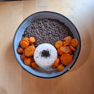 Lentilles vertes au lait de coco, carottes rôties et riz basmati 😋 at Pâtisserie - Salon de thé Léone in Toulouse