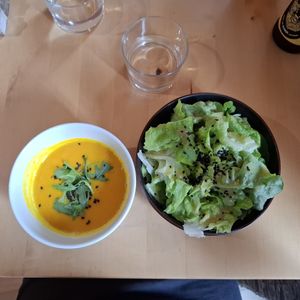 Soupe coco potimarron & salade 😌 at Pâtisserie - Salon de thé Léone in Toulouse