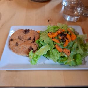 Quiche champignons et salade 🍄😋 at Pâtisserie - Salon de thé Léone in Toulouse